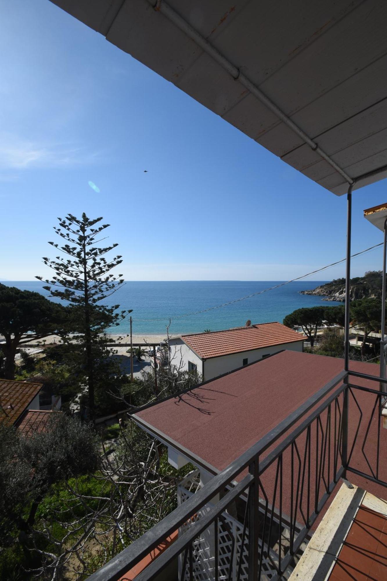 Appartamenti Cavoli - Vista Mare Con Terrazze, Clima E Posti Auto Spiaggia di Cavoli Exteriör bild
